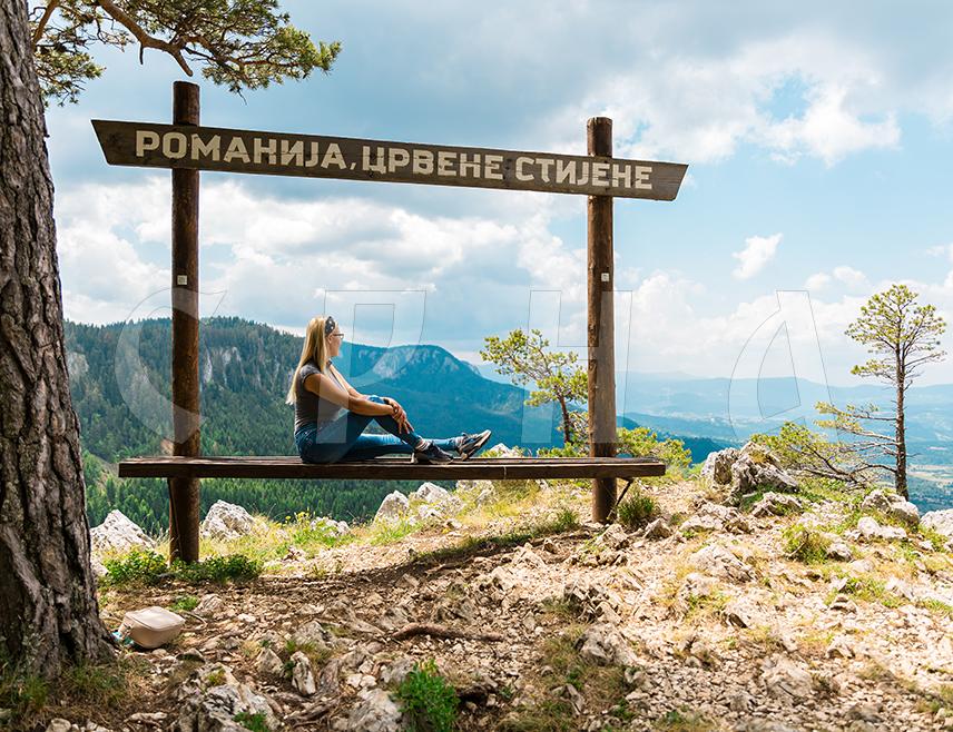PALE, JUNE 21 /SRNA/ – In the area of Pale and Sokolac, nature and adrenaline lovers can enjoy the natural monument “Crvene stijene” (Red Rocks), where a major attraction is the Via Ferrata “Sokolov put” – a secured mountaineering trail that allows climbers to cross inaccessible mountain sections using a steel cable and metal footholds.
