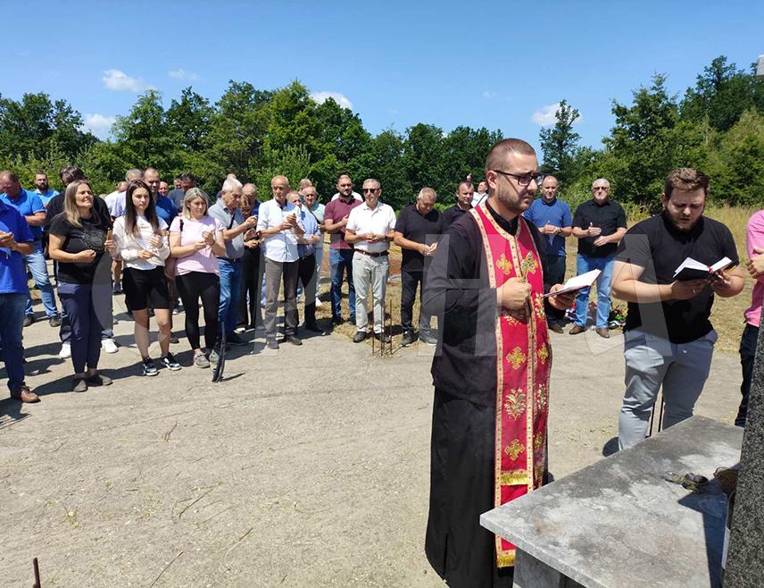 SREBRENICA, JUNE 21 /SRNA/ – A memorial service was held today in the village of Ratkovići near Srebrenica to mark 33 years since the death of 24 Serbs from this village. Wreaths were also laid, and those gathered emphasized the ongoing obstruction by judicial institutions in BiH in prosecuting crimes committed against the Serb people.