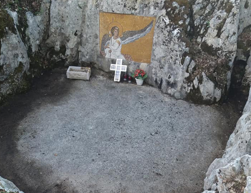 LJUBINJE, JUNE 21 /SRNA/ – A commemoration was held today at the Jagodnjača pit near Ljubinje to mark 84 years since the mass atrocity committed against Serbs from the Popovo Polje area and surroundings, when Ustasha forces killed over 200 Serbs—men aged between 14 and 80—during a seven-day period, brutally tortured them, and threw them into the pit.