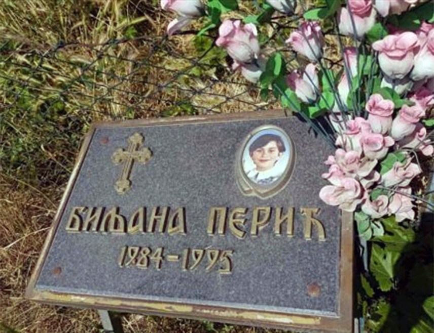 ГРАЧАНИЦА, 22. ЈУНА /СРНА/ - Албанац, који се представио као припадник такозване терористичке ОВК, спријечио је данас породицу дјевојчице Биљане Перић из Грачанице, коју је возилом усмртио Албанац, да врати спомен-плочу посвећену њој у овом мјесту.