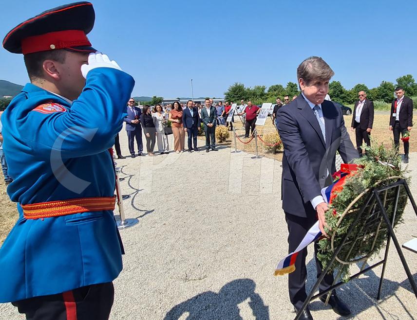 ДОБОЈ, 24. ЈУНА /СРНА/ - Близак сарадник америчког предсједника Род Благојевић положио је данас у Бољанићу код Добоја вијенац у знак сјећања на јунаштво и жртву припадника Југословенске војске у отаџбини у спасавању савезничких пилота у операцији "Халијард" прије 81 годину.