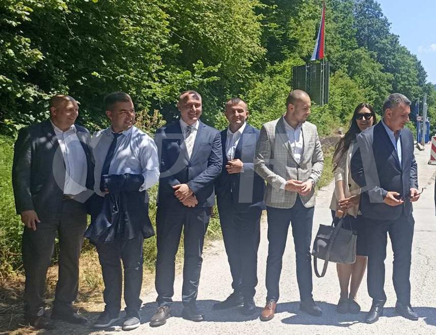 ФОЧА, 24. ЈУНА /СРНА/ - Помоћник министра комуникација и транспорта у Савјету министара Зоран Андрић изјавио је данас да су надлежна министарства Црне Горе и БиХ, у складу са својим овлаштењима, заједнички договорили да се изградња моста на граници преко ријеке Таре повјери "Путевима Републике Српске", истичући да се ради о компанији која може извести овај захтјеван посао.