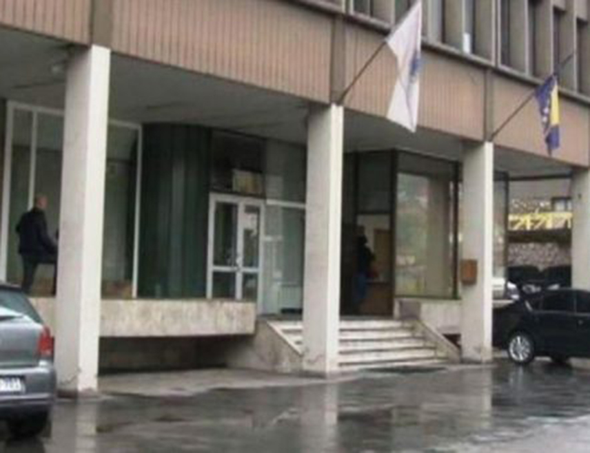 ЗЕНИЦА, 24. ЈУНА /СРНА/ - Дјевојчица је у Зеници тешко повријеђена усљед струјног удара на жељезничкој станици.