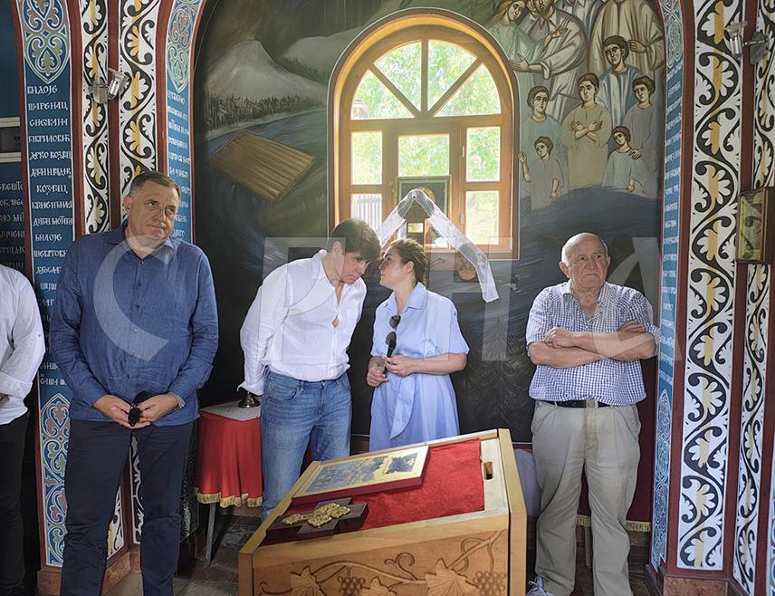 VIŠEGRAD, JUNE 26 /SRNA/ – The President of Republika Srpska Milorad Dodik, who today visited Andrićgrad and the memorial complex in Stari Brod together with American politician of Serbian origin and former Illinois governor Rod Blagojevich, said that Blagojevich is a sincere friend of the Serbian people.