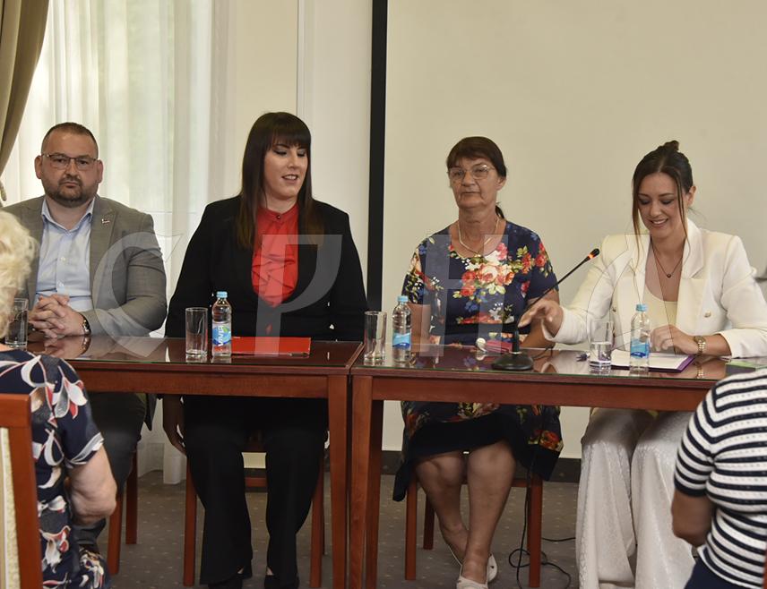 ЛАКТАШИ, 27. ЈУН /СРНА/ - Српске жене, жртве ратног злочина силовања нису препознате и признате ван територије Републике Српске и веома је важно да се чује и њихов глас и открије истина о тортури кроз које су прошле у рату на простору БиХ, речено је на панел-дискусији под називом "Памтимо за мир" у Лакташима.
