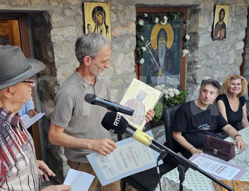 ПОДГОРИЦА, 27. ЈУНА /СРНА/ - Традиционалне Видовданске награде које додјељује Удружење књижевника Црне Горе /УКЦГ/ уручене су вечерас овогодишњим добитницима у порти манастира Светог Симеона Мироточивог на Немањином граду у Подгорици.