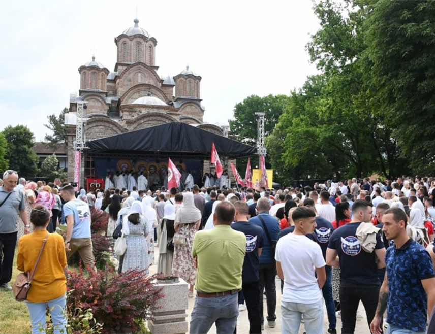 ГАЗИМЕСТАН, 28. ЈУНА /СРНА/ - Више особа српске националности приведено је данас на Газиместану, а међу њима и дјевојчица од 12 година која је узвикивала "Косово је срце Србије".