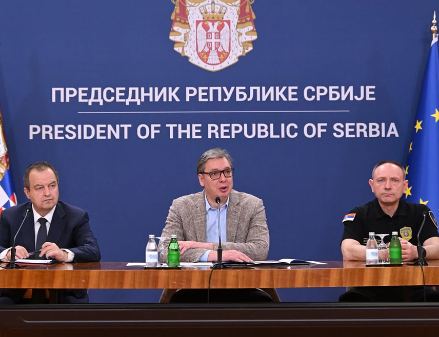 БЕОГРАД, 29. ЈУНА /СРНА/ - Министар унутрашњих послова Србије Ивица Дачић изјавио је да је у нереднима у Београду повријеђено 48 полицајаца, од чега је један задобио тешке повреде, а уништена су и знатна полицијска средства.