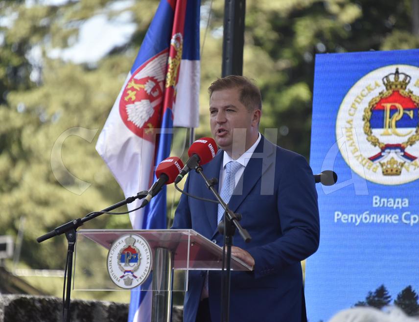 МРАКОВИЦА, 29. ЈУНА /СРНА/ - Република Српска није никакав плијен рата нити никаква геноцидна творевина, него је вапај за слободом, плод љубави и жеље овог народа да живи слободно и достојанствено, изјавио је данас државни секретар у Министарству за рад, запошљавање, борачка и социјална питања Републике Србије Никола Вукелић.
