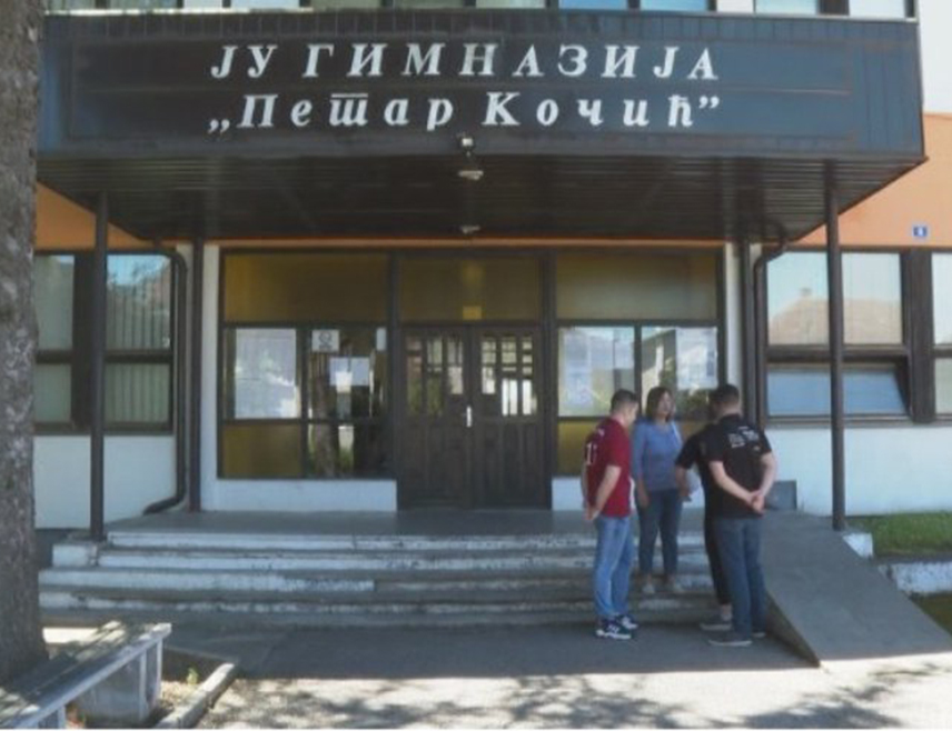 НОВИ ГРАД, 30. ЈУНА /СРНА/ - У првом уписном року у средње школе у Новом Граду уписана су 134 ученика, а за други рок који је почео данас мјеста има за 41 ђака.