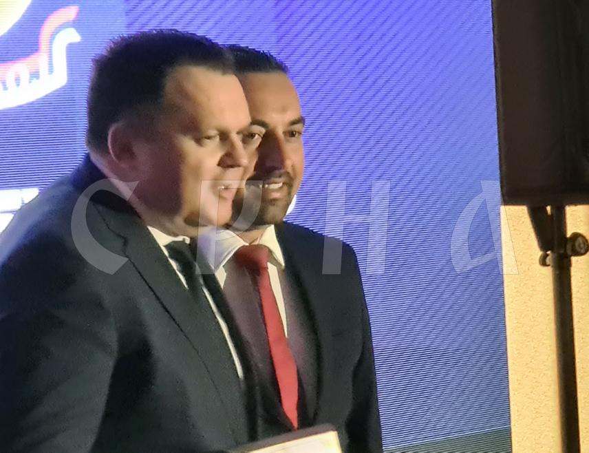 ДОБОЈ, 30. ЈУНА /СРНА/ - Највише признање Добоја - градска плакета уручена је данас министру за научнотехнолошки развој и високо образовање Републике Српске Жељку Будимиру, ради изузетног залагања и помоћи граду.