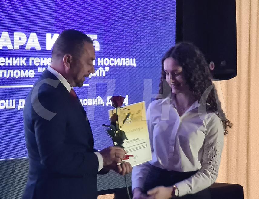 ДОБОЈ, 30. ЈУНА /СРНА/ - Амблеми града Добоја, уз износ од по 3.000 КМ уручени су Центру за физикалну рехабилитацију у заједници Дома здравља због унапређења здравственог система и постхумно Мурвету Бајрактаревићу за изузетно залагање и помоћ граду.