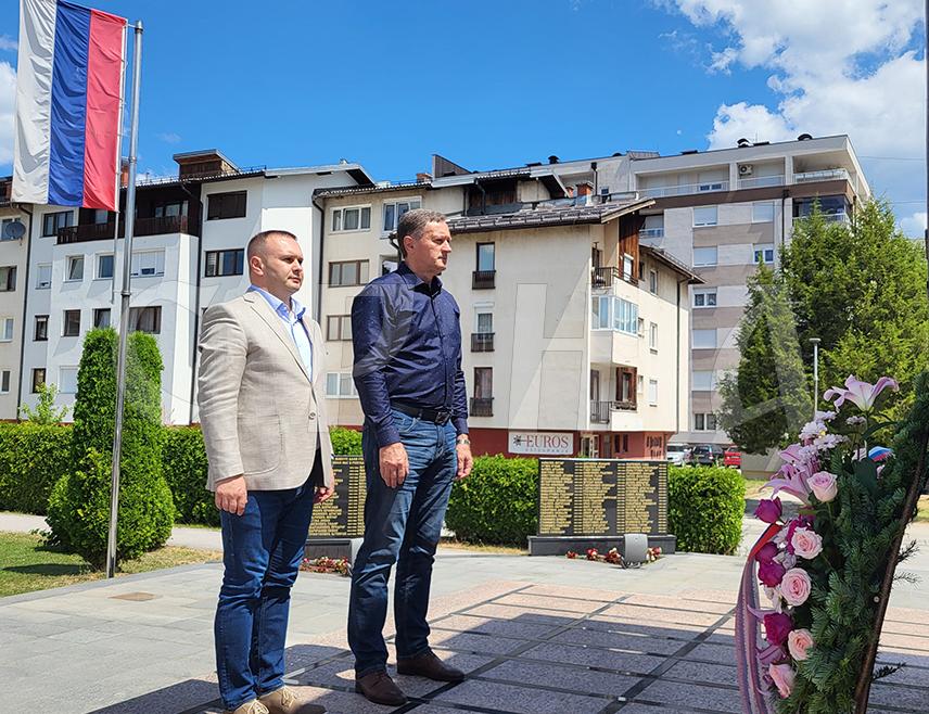 ПАЛЕ, 30. ЈУНА /СРНА/ - На Палама је данас обиљежен Дан Прве романијске пјешадијске бригаде Војске Републике Српске, која је током Одбрамбено-отаџбинског рата прошла сва ратишта и имала 379 погинулих бораца.
