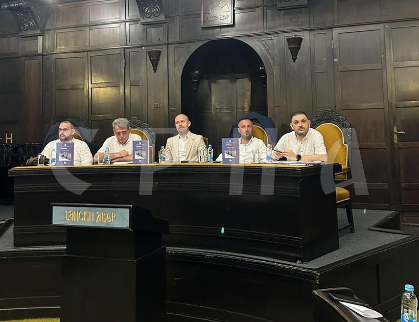 БАЊАЛУКА, 30. ЈУНА /СРНА/ - Операција пробоја коридора кроз Посавину је ствар српског националног поноса и нешто што је трајна вриједност о којој се стално мора говорити, рекао је Остоја Барашин, рецензент књиге Марка Аћића "Операција Коридор 92: свједочење хероја".