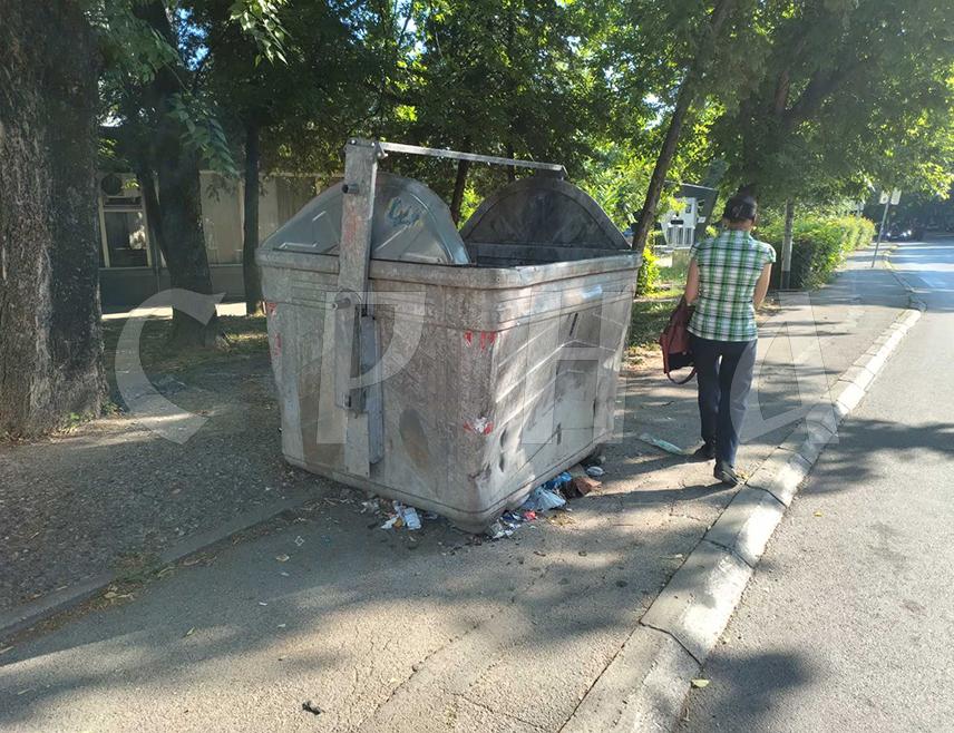 БАЊАЛУКА, 1. ЈУЛА /СРНА/ - Становници Улице Војислава Кецмановића у бањалучком насељу Старчевица мјесецима чекају да градске власти ријеше њихов проблем – да замијене или поправе контејнер за одвоз смећа који на дну има рупу.