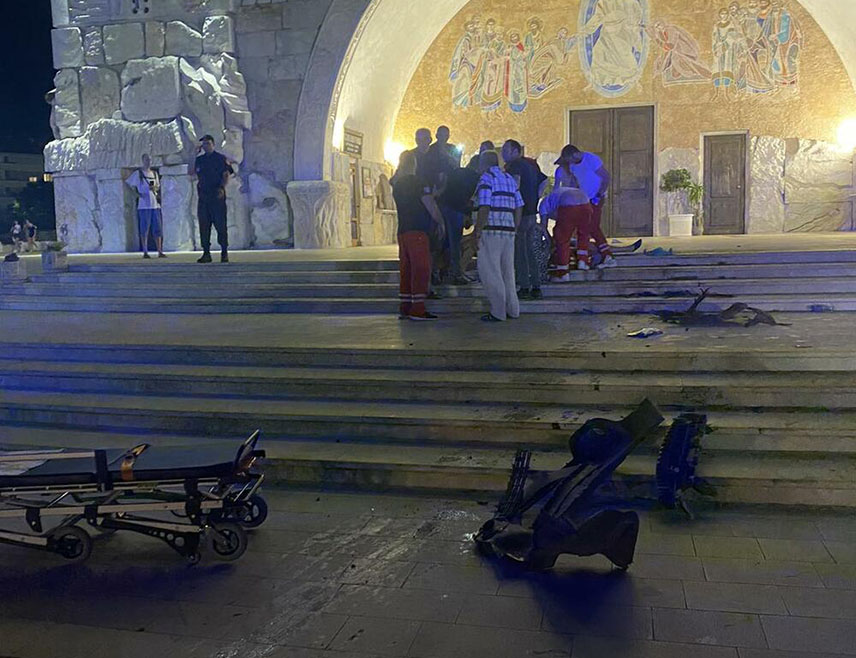 ПОДГОРИЦА, 1. ЈУЛА /СРНА/ - Старјешина Храма Христовог Васкрсења у Подгорици Никола Пејовић изјавио је да инцидент, у којем је жена возилом поломила рампу на паркингу испред овог храма и ударила два лица, никога не може да остави равнодушним, али да је најважније да су повријеђени ван животне опасности.