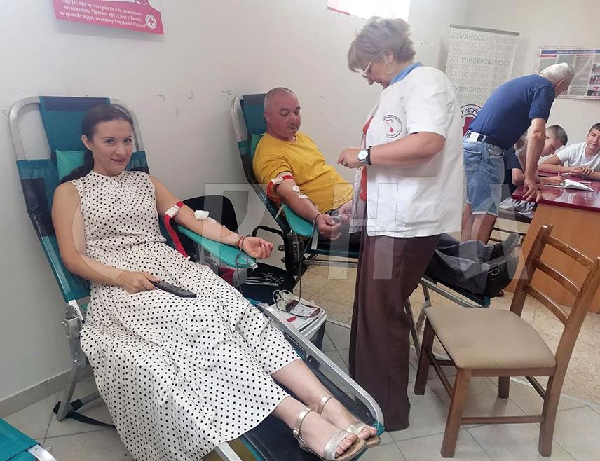 ШАМАЦ, 1. ЈУЛА /СРНА/ - У акцији добровољног давања крви у Шамцу прикупљено је 55 доза крви за потребе Завода за трансфузију у Добоју.