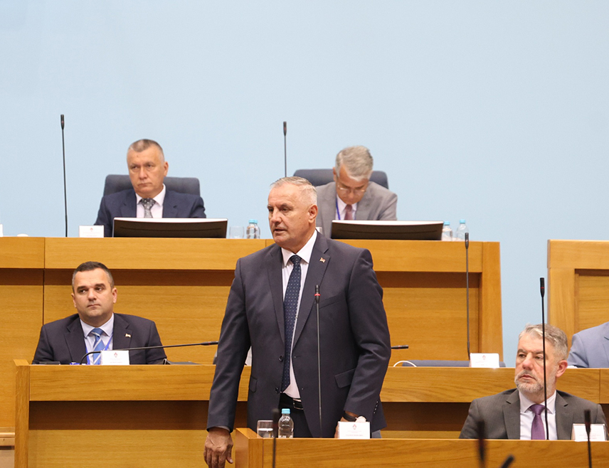 БАЊАЛУКА, 1. ЈУЛА /СРНА/ - Предсједник Владе Републике Српске Радован Вишковић рекао је да је мигрантска криза заједнички проблем свих грађана у БиХ који, како каже, не треба бојити политичким бојама.
