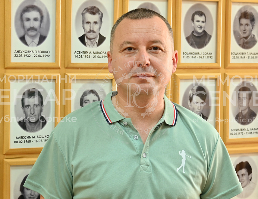 ЗВОРНИК, 5. ЈУЛА /СРНА/ - Игор Ложњаковић из Бановића свједочио је у студијском центру у Зворнику, у оквиру Меморијалног центра Републике Српске, о погибији оца Миладина, припадника Војске Републике Српске који је нестао 6. новембра 1992. године на Глођанском Брду код Зворника и за чијим посмртним остацима породица трага више од 30 година.