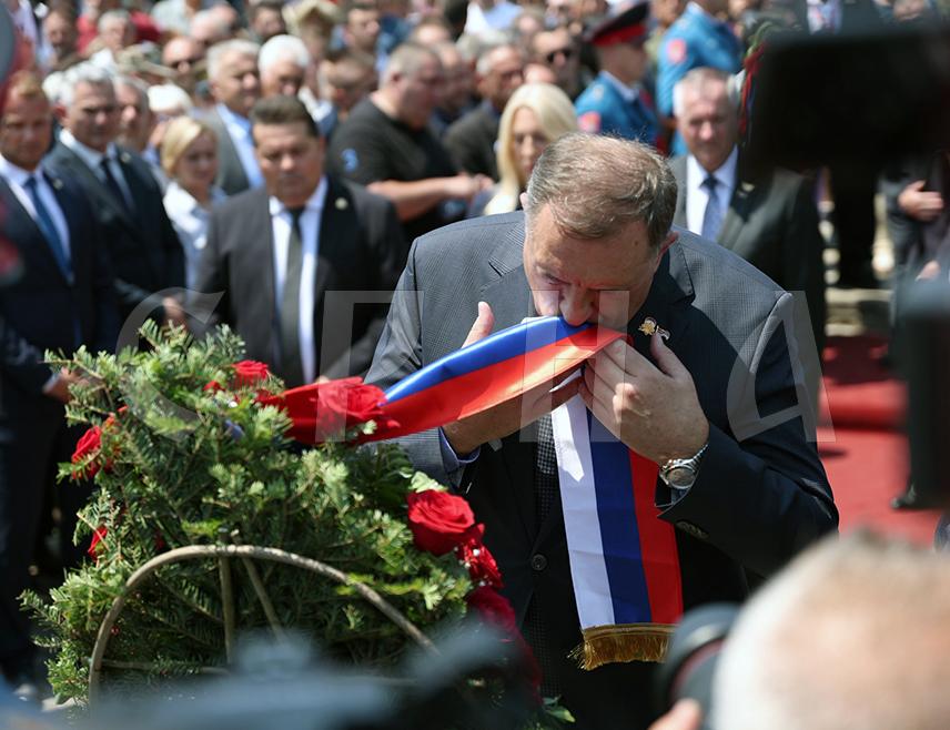 БРАТУНАЦ, 5. ЈУЛА /СРНА/ - Званичници Републике Српске и Србије, делегације и представници организација проистеклих из Одбрамбено-отаџбинског рата положили су данас вијенце и цвијеће код Спомен-крста на гробљу у Братунцу и одали почаст за 3.267 страдалих Срба у средњем Подрињу и Бирчу.