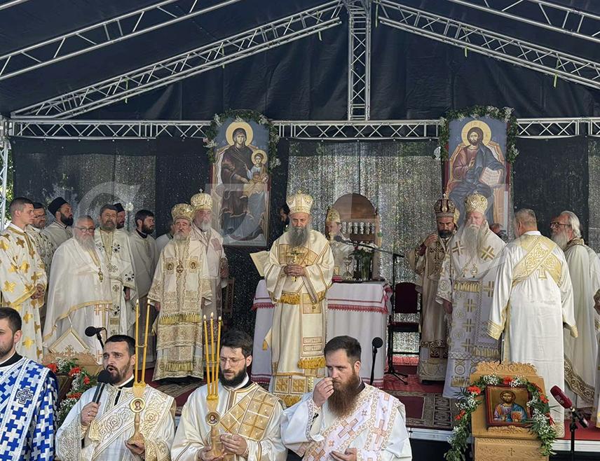 НЕВЕСИЊЕ, 6. ЈУЛА /СРНА/ - Његова светост патријарх српски Порфирије служи у Храму вазнесења Господњег у Невесињу Свету архијерејску литургију у оквиру централног обиљежавања 150 година од Невесињске пушке.