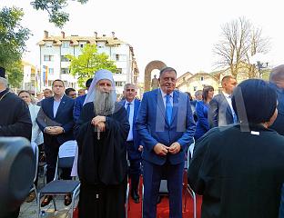 НЕВЕСИЊЕ, 6. ЈУЛА /СРНА/ - Свечана академија поводом обиљежавања 150 година од Невесињске пушке почела је на Тргу слободе у Невесињу у присуству највиших званичника Републике Српске и Србије.