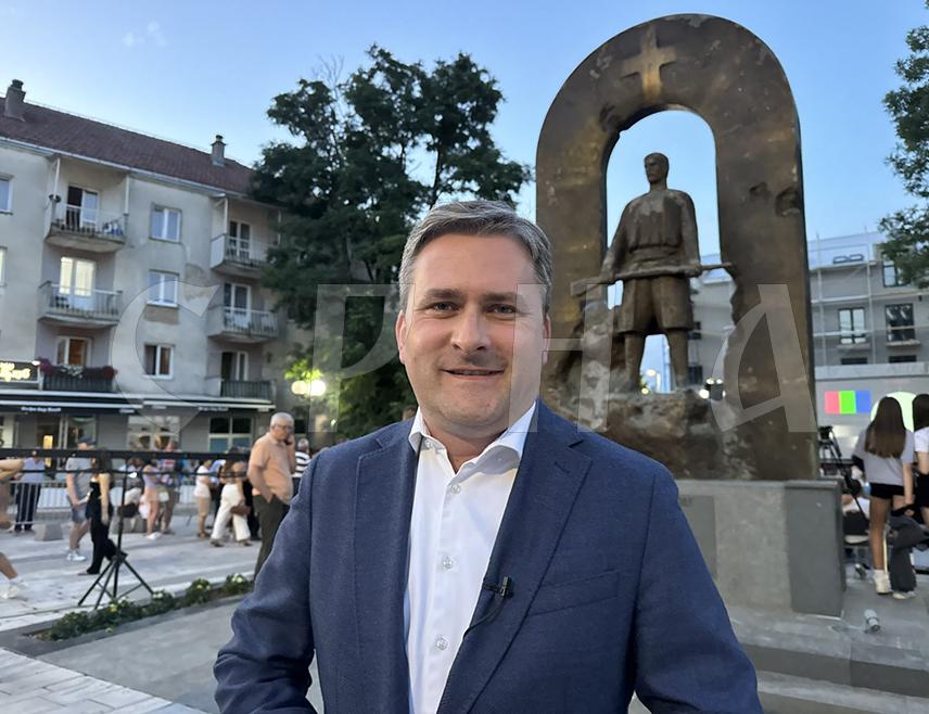 НЕВЕСИЊЕ, 5. ЈУЛА /СРНА/ - Министар културе Србије Никола Селаковић изјавио је вечерас да чињеница да Република Српска и Србија заједнички обиљежавају 150 година од Невесињске пушке чини овај јубилеј посебно важним, те оцијенио да садашња генерација Срба овим полаже испит зрелости и пред прецима и пред потомцима.