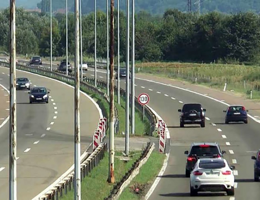 БАЊАЛУКА, 6. ЈУЛА /СРНА/ - На путевима и граничним прелазима у Републици Српској и Федерацији БиХ /ФБиХ/ данас се очекује појачан интензитет саобраћаја, па се возачима савјетује максимално опрезна вожња, саопштено је из Ауто-мото савеза /АМС/ Републике Српске.