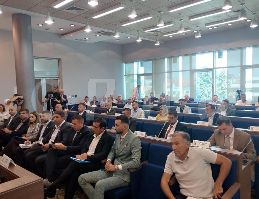 БИЈЕЉИНА, 8. ЈУЛА /СРНА/ - Скупштина града Бијељина усвојила је данас тромјесечни извјештај о извршењу градског буџета који приказује суфицит од 2,1 милиона КМ, као посљедицу ниже реализације капиталних расхода, а не бољих прихода, како је образложено из Градске управе.