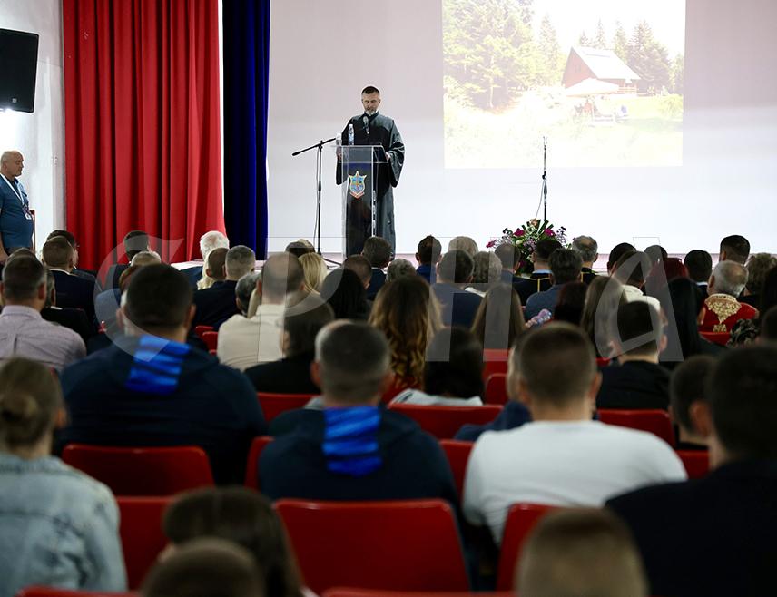 ТРНОВО, 9. ЈУЛА /СРНА/ - У Трнову је вечерас одржана свечана академија поводом Дана и крсне славе општине – Петровдана, током које је највеће општинско признање Повељу општине Трново додијељено директору болнице "Србија" Небојши Шешлији за изузетан допринос унапређењу и развоју здравствене заштите на подручју града Источно Сарајево.
