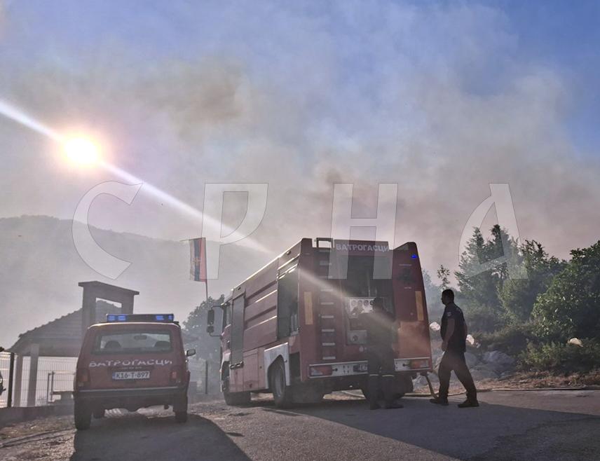 TРЕБИЊЕ, 9. ЈУЛА /СРНА/ - Tребињски ватрогасци успјели су да, уз огромне напоре, од ватре одбране куће у насељу Хрупјела у овом граду, рекао је Срни шеф Штаба за ванредне ситуације града Требиња Стеван Бекан.