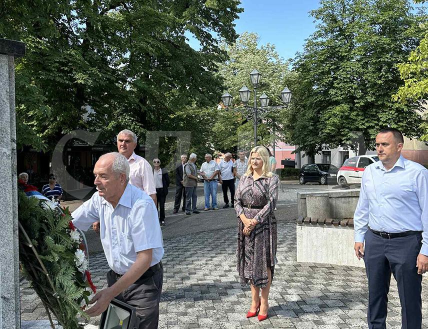 ПРЊАВОР, 10. ЈУЛА /СРНА/ - У Прњавору су данас положени вијенци код спомен-обиљежја народним херојима, погинулима у Народноослободилачком рату /НОР/ и јунацима града, поводом Дан ослобођења у Другом свјетском рату, 10. јула.