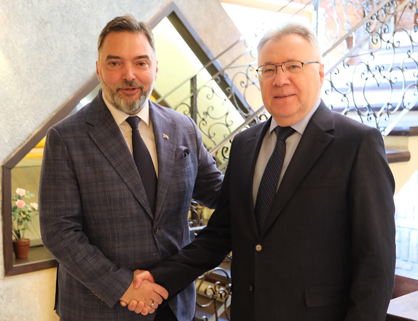 EAST SARAJEVO, JULY 10 /SRNA/ –Council of Ministers Deputy Chair Staša Košarac emphasizes that the Russian Ambassador to BiH, Igor Kalabukhov, today supported his idea of possibly building a Serb-Russian House near the bust of the former Russian diplomat Vitaly Churkin in East Sarajevo.