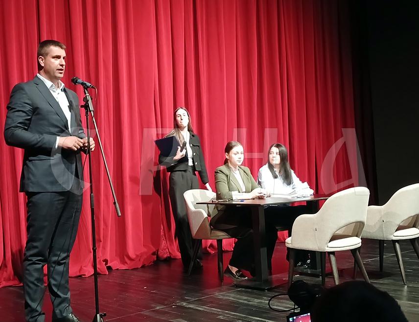 ИСТОЧНО НОВО САРАЈЕВО, 10. ЈУЛА /СРНА/ - Начелник општине Источно Ново Сарајево Јован Катић потписао је данас 95 уговора за додјелу буџетских средстава за спровођење мјера енергетске ефикасности у стамбеним објектима у власништву демобилисаних бораца, породица погинулих бораца, ратних војних инвалида, као и чланова породица умрлих бораца Одбрамбено-отаџбинског рата.