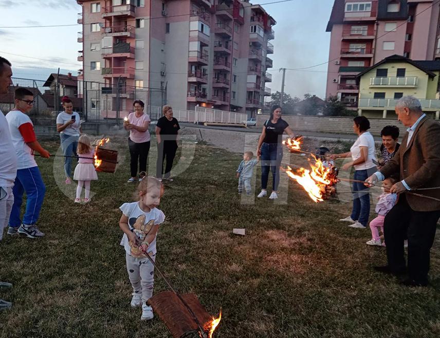 БИЈЕЉИНА, 11. ЈУЛА /СРНА/ - У Бијељини је вечерас на бројним мјестима организовано паљење лила у сусрет великом празнику Петровдану, а у овом српском обичају учествовали су и млади и старији.