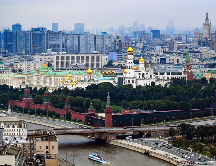 МОСКВА, 12. ЈУЛА /СРНА/ - У Москви је данас забиљежена температура од 34,6 степени Целзијусових, чиме је оборен температурни рекорд постављен прије 122 године, изјавио је научни директор Руског хидрометеоролошког центра Роман Вилфанд.