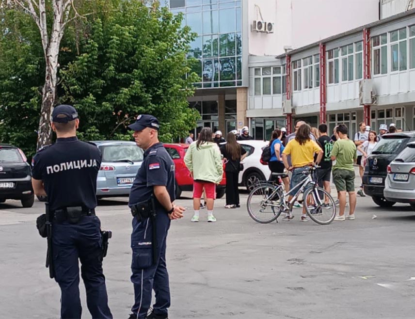 НОВИ САД, 14. ЈУЛА /СРНА/ - Мања група студената који блокирају Правни Факултет у Новом Саду и грађана који их подржавају покушавају да спријече одржавање испитног рока који треба да се одржи у просторијама Новосадског сајма.