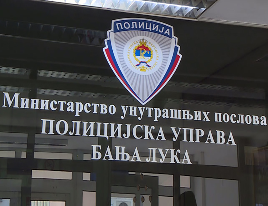 БАЊАЛУКА, 15. ЈУЛА /СРНА/ - Мотоциклиста и возач аутомобила повријеђени су у судару у бањалучком насељу Лазарево и превезени су у Универзитетски клинички центар Републике Српске, речено је Срни у Полицијској управи Бањалука.