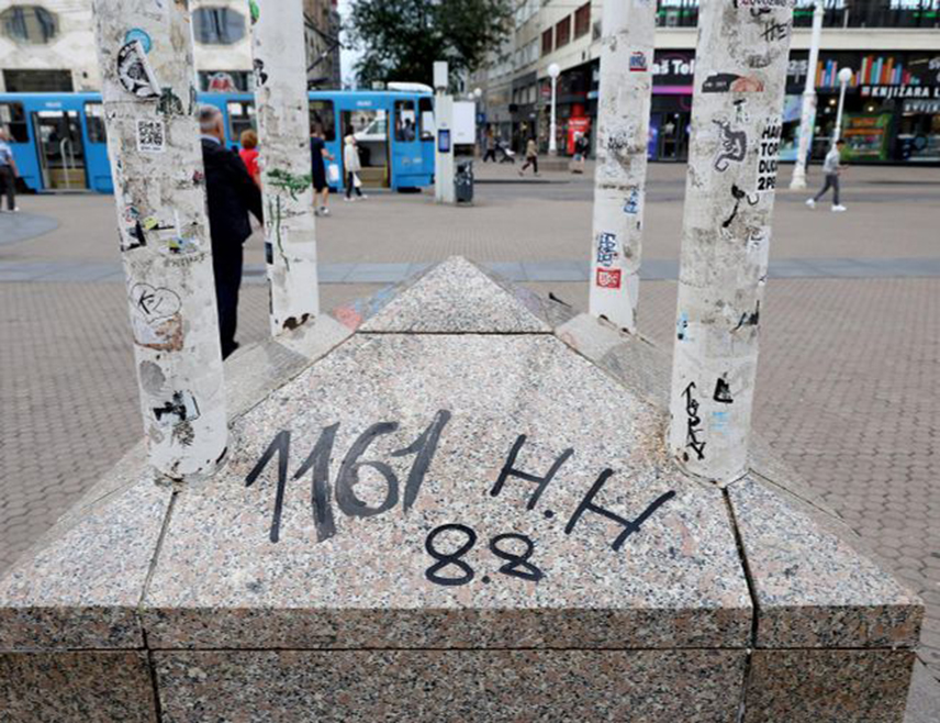 ЗАГРЕБ, 17. ЈУЛА /СРНА/ - Усташки симболи исписани су на постољу сата на Тргу бана Јосипа Јелачића у Загребу.