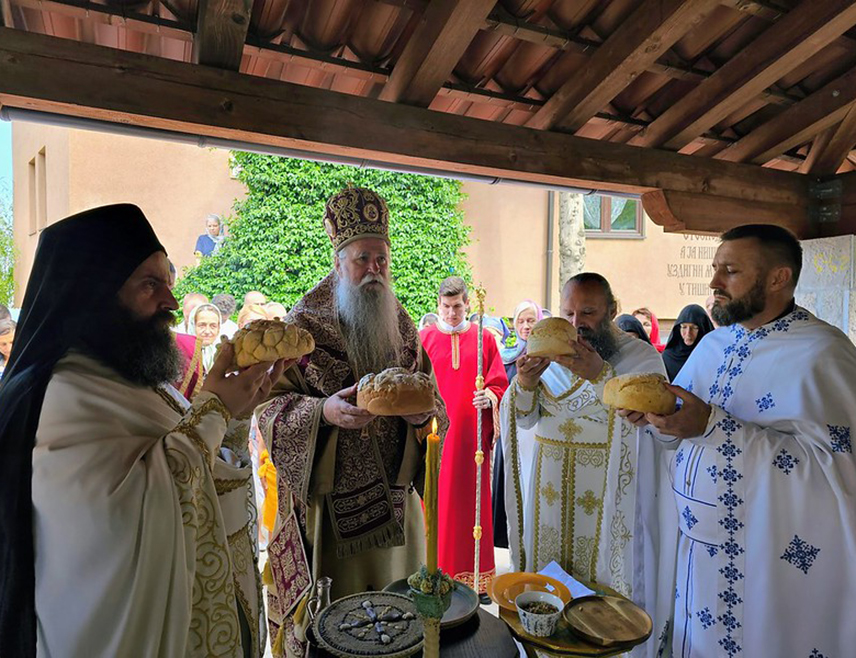 ПОДГОРИЦА, 17. ЈУЛА /СРНА/ - Његово високопреосвештенство митрополит црногорско-приморски Јоаникије оцијенио је да се руски народ, који је претрпио много понижења у вријеме комунизма, почео враћати себи и својој отаџбини након проглашења чланова царске породице Романов за свете мученике.