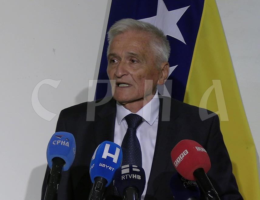 САРАЈЕВО, 17. ЈУЛА /СРНА/ - Предсједавајући Дома народа Парламентарне скупштине БиХ Никола Шпирић изјавио је данас да је Кристијан Шмит својом одлуком угрозио финансијски суверенитет земље.