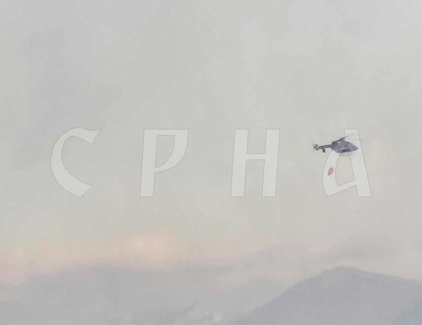 TРЕБИЊЕ, 18. ЈУЛА /СРНА/ - Пожар у Требињским брдима гаси око стотину припадника надлежних служби, волонтера, Цивилне заштите ХЕT-а, градске администрације, јавних предузећа и установа, као и хеликпотер, рекао је Срни начелник градског Штаба за ванредне ситуације Стеван Бекан.