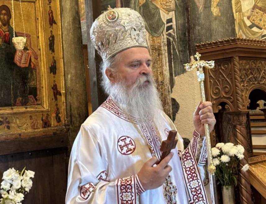 ПРИЗРЕН, 20. ЈУЛА /СРНА/ - Његово високопреосвештенство митрополит рашко-призренски Tеодосије поручио је да су Срби на Косову и Метохији позвани да чувају светиње, сабирају се у њима и предају их будућим покољењима.