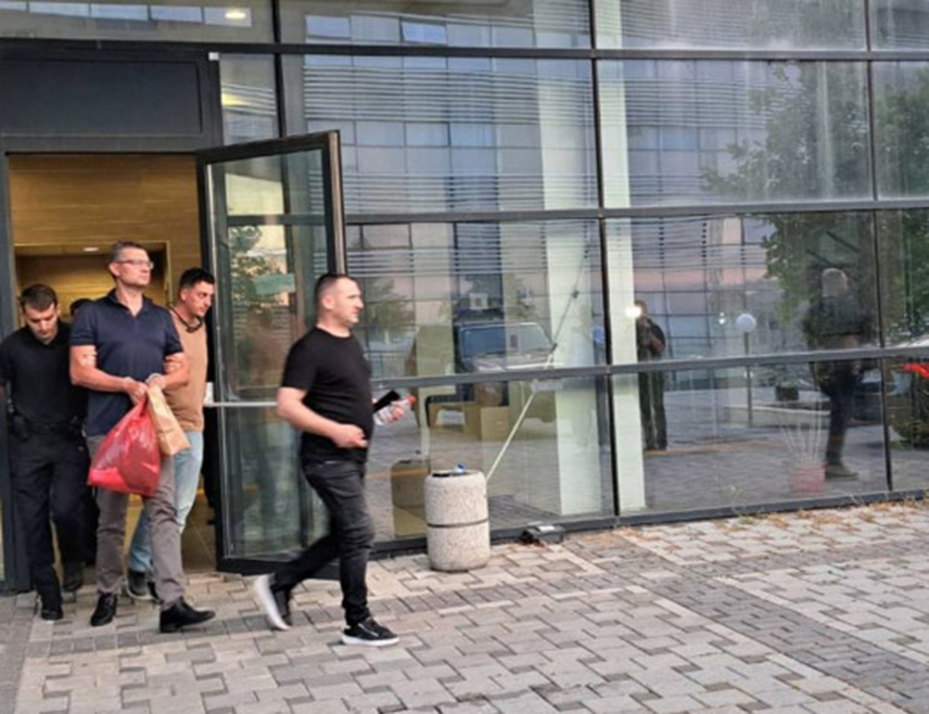 ПРИШТИНА, 20. ЈУЛА /СРНА/ - Основни суд у Приштини одредио је једномјесечни притвор помоћнику директора Канцеларије Владе Србије за Косово и Метохију Игору Поповићу, који је приведен на Брњаку због изјава о злочиначкој ОВК које је дао на помену српским жртвама страдалим у Ораховцу.