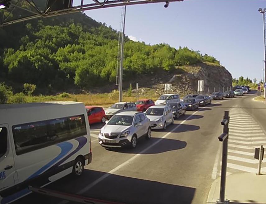 БАЊАЛУКА, 21. ЈУЛА /СРНА/ - Фреквенција возила јутрос је појачана на излазу из БиХ према Хрватској на граничним прелазима Градишка, Доња Градина, Костајница, Изачић и Велика Кладуша, саопштено је из Ауто-мото савеза /АМС/ Републике Српске.