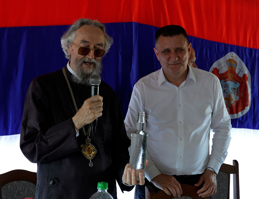 БАЊАЛУКА, 21. ЈУЛА /СРНА / - Предсједник Градског одбора СНСД-а Бањалука Владо Ђајић и ове године је кум храмовне славе у Бранешцима код Челинца - Светог Прокопије, а Свету архијерејску литургију, уз пристуство великог броја вјерника, предводио је Његово високопреосвештенство митрополит бањалучки Јефрем.