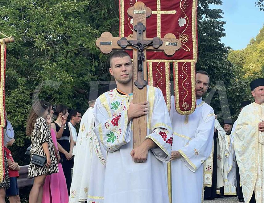 МАЛИ ЗВОРНИК, 21. ЈУЛА /СРНА/ - Вечерњим богослужењем у храму Сабора свих Срба светитеља, литијом и ломљењем славског колача, данас је Мали Зворник прославио славу - Светог великомученика Прокопија, заштитника ове општине.