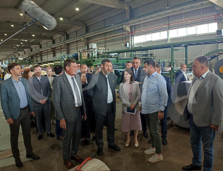 ГРАДИШКА, 22. ЈУЛА /СРНА/ - Делегација Татарстана данас је у оквиру пословне зоне у Градишци посјетила фирму "Латонедил", која се бави производњом грађевинских панела, и тапетарију "Матић", као и компанију из области пољопривредне производње "Зеленгај" у Ламинцима.