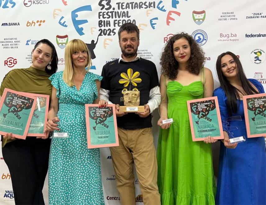 БАЊАЛУКА, 23. ЈУЛА /СРНА/ - Бањалучко студентско позориште освојило је три награде на 53. Театарском фестивалу БиХ "Федра" у Бугојну, а једну награду добио је ансамбл ДИС театра из Бањалуке.