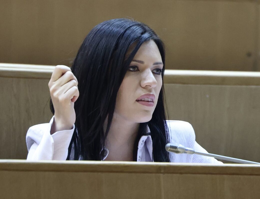 САРАЈЕВО, 25. ЈУЛА /СРНА/ - Шеф Клуба посланика СНСД-а у Представничком дому парламента БиХ Сања Вулић рекла је да је Приједлог закона о измјени и допунама Закона о Агенцији за истраге и заштиту /Сипа/ БиХ, који ће се наћи на хитној сједници овог дома, покушај централизације моћи и потискивања уставног баланса између конститутивних народа, те изазива забринутост међу српским политичким представницима и у широј јавности у Српској.